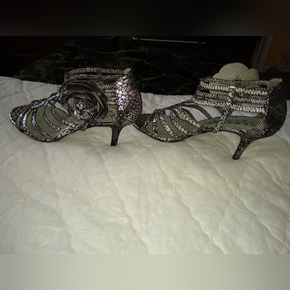 Ladies Casual/Dressy Silver Sandal